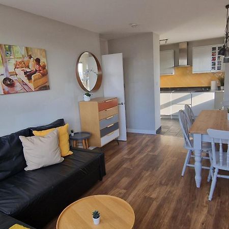 Beautiful 3-Bedroom Flat With Stunning Views Londra Exterior foto