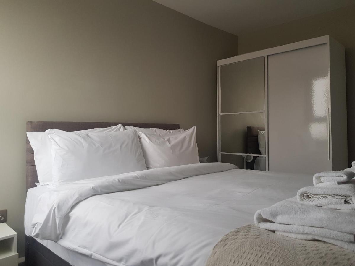 Beautiful 3-Bedroom Flat With Stunning Views Londra Exterior foto